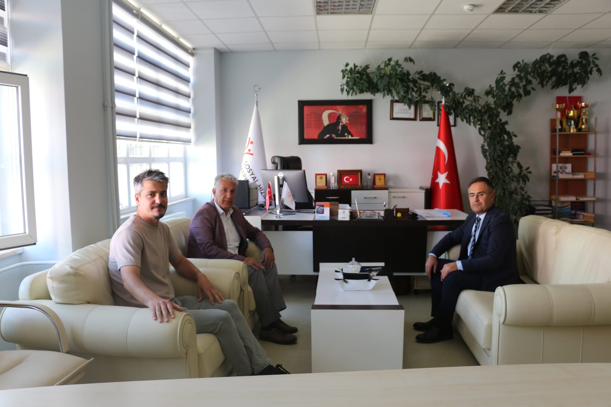  İl Müdürümüz Vefa Akdoğan, Tatvan Sosyal Hizmet Merkezi Müdürlüğümüzü ziyaret ederek yürütülen çalışmalar hakkında bilgi aldı