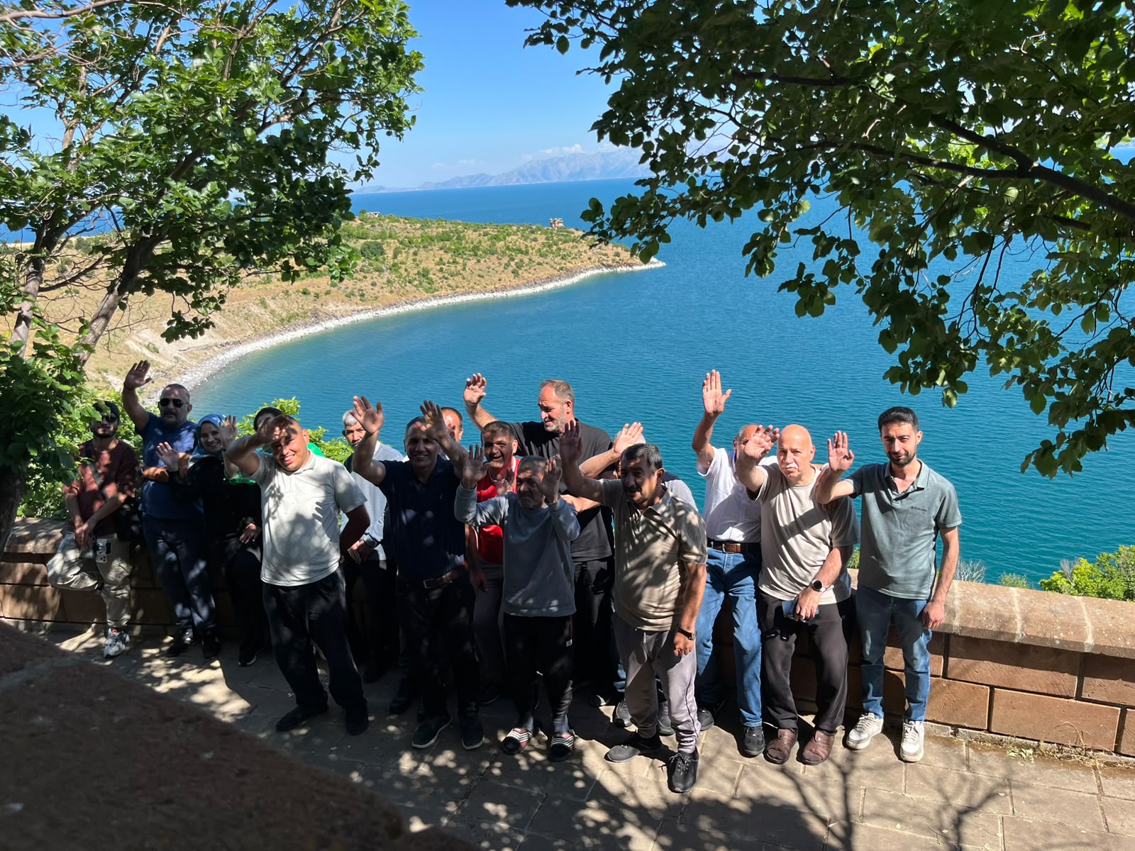 Yeşilin huzuru, gölün mavisi ve paylaşılan bir tebessüm…