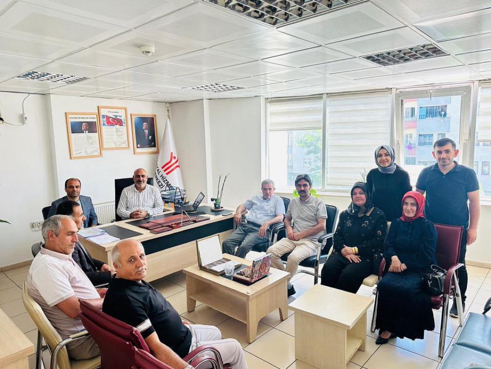 İl Müdürümüz Abdulbari Aksoy, kuruluş müdürlerimizle birlikte Sosyal Hizmet Merkezi Müdürlüğüne atanan Mesut Güngör'e hayırlı olsun ziyaretinde bulundu.