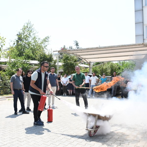 İl Müdürlüğümüz Personeline Yangın Eğitimi ve Tatbikatı Gerçekleştirildi - fotoğraf 12