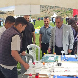 İl Müdürümüz Sayın Ömer Faruk ERGÜN, Hekimhan Kaymakamlığı himayelerinde Hekimhan Sosyal Hizmet Merkezimiz ve paydaş kurumların işbirliği ile düzenlenen bilim ve sanat aktiviyeleri ile çeşitli oyunların oynandığı Yaza Merhaba Şenliğine katılım sağladı. - fotoğraf 1