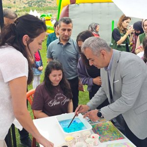İl Müdürümüz Sayın Ömer Faruk ERGÜN, Hekimhan Kaymakamlığı himayelerinde Hekimhan Sosyal Hizmet Merkezimiz ve paydaş kurumların işbirliği ile düzenlenen bilim ve sanat aktiviyeleri ile çeşitli oyunların oynandığı Yaza Merhaba Şenliğine katılım sağladı. - fotoğraf 2