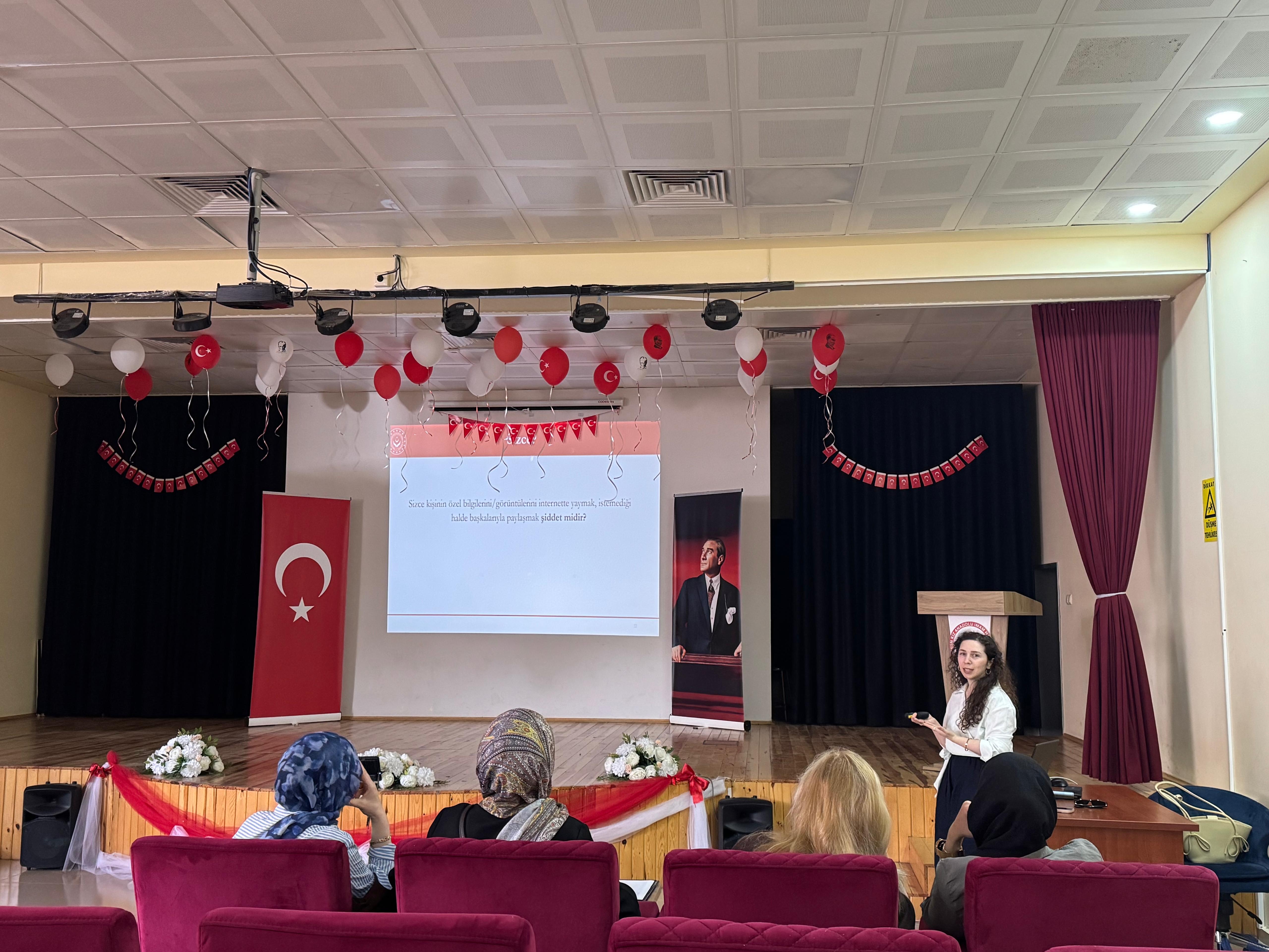 Velilere Yönelik Kadına Yönelik Şiddetle Mücadele Semineri Düzenlendi