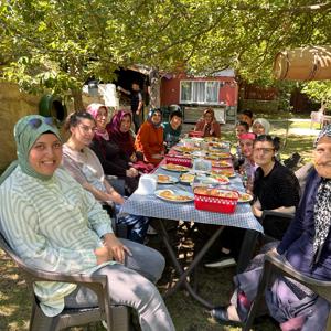 Elma Bahçesinde Doğayla İç İçe Keyifli Bir Kahvaltı - fotoğraf 1