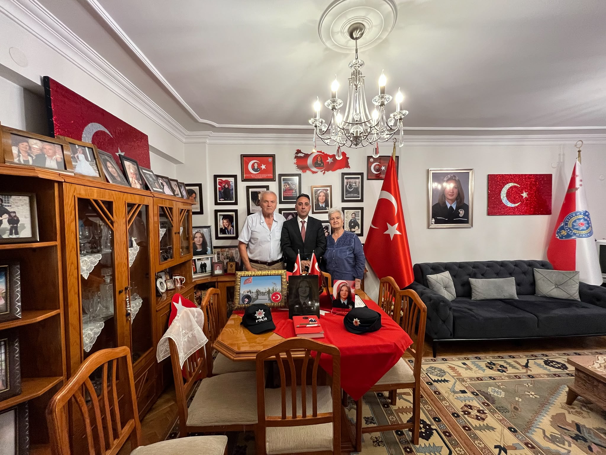 İl Müdürümüz Harun TOHUMCU, Babalar Günü dolayısıyla Şehit Polis Memuru Nefise ÇETİN ÖZSOY’un kıymetli ailesini ziyaret etti.