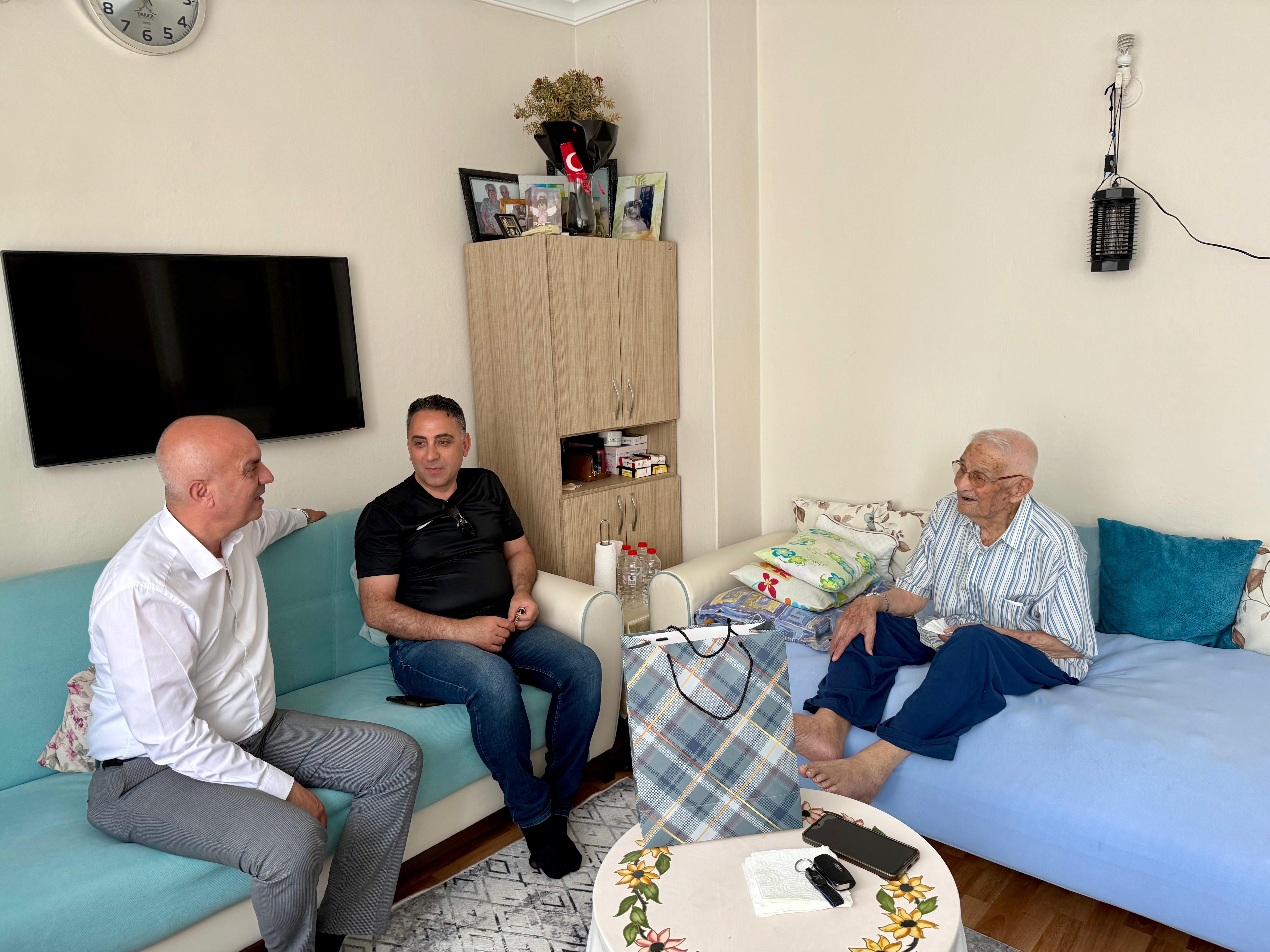 İl Müdürümüz Harun TOHUMCU, Babalar Günü kapsamında hizmet modellerimizden faydalanan aileyi ziyaret etti.