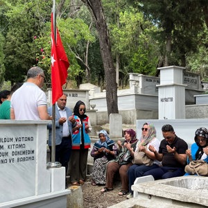 Şehit Mustafa TEZGİDER kabri başında dualar ile anıldı. - fotoğraf 1
