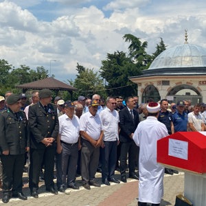 01.03.1932 doğumlu Kore Gazisi Ahmet Şahin, Edirne ili Havsa ilçesine bağlı Osmanlı köyünde düzenlenen askerî törenin ardından son yolculuğuna uğurlandı. - fotoğraf 1