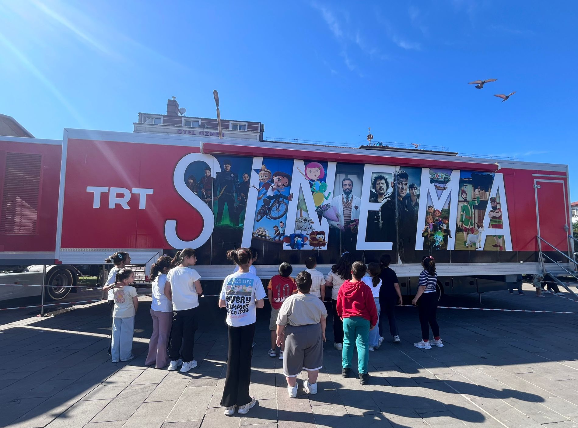 Çocuklarımız TRT Sinema Tırı Etkinliğinde Sinema Keyfi Yaşadı