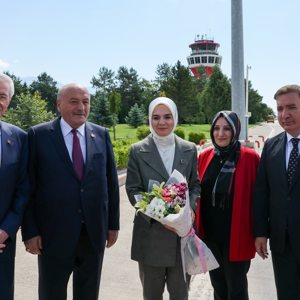 Bir dizi ziyaretlerde bulunmak ve programlara katılmak üzere ilimizi teşrif eden Aile ve Sosyal Hizmetler Bakanımız Sayın Mahinur Özdemir Göktaş Erzincan Yıldırım Akbulut Havalimanı'nda karşılandı. - fotoğraf 2