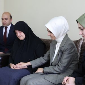 Aile ve Sosyal Hizmetler Bakanımız Sayın Mahinur Özdemir Göktaş, Şehidimiz Ahmet Aytekin Annesini ziyaret etti. - fotoğraf 2