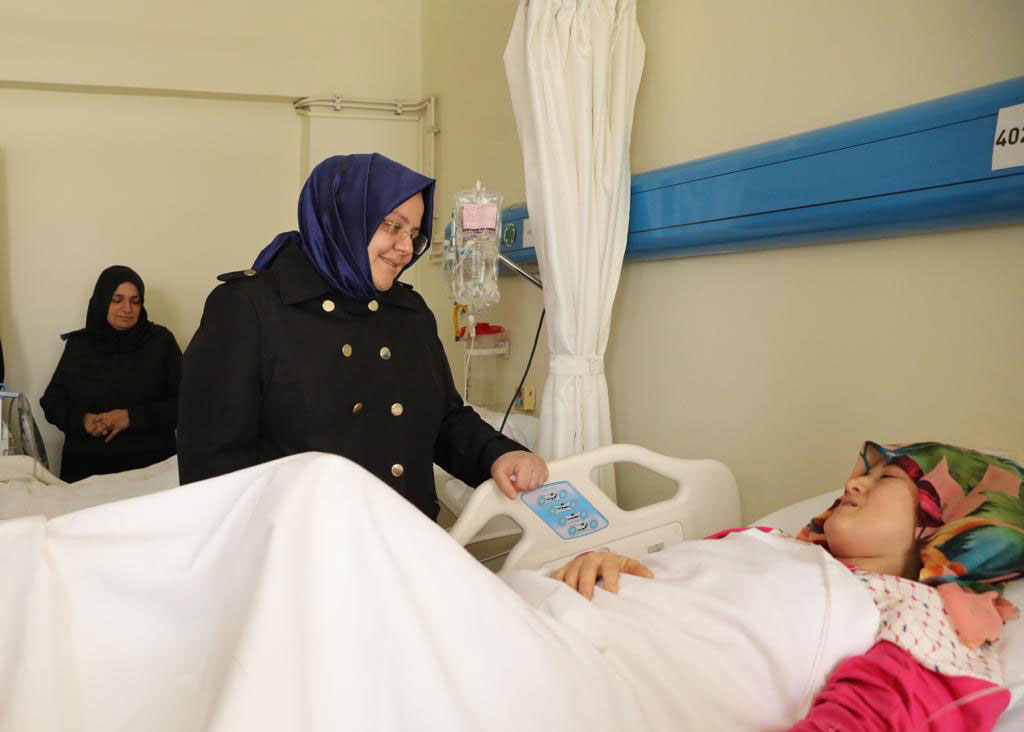 Bakan Selçuk, Kartal’da Çöken Bina Enkazından Yaralı Olarak Kurtarılan Vatandaşları Hastanede Ziyaret Etti