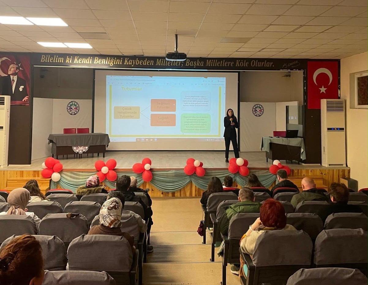 Giresun Mesleki ve Teknik Anadolu Lisesi Velileri ile Öğretmenlerine “Ergenlik Dönemi ve Sağlıklı Aile Tutumları” Eğitimi Verildi