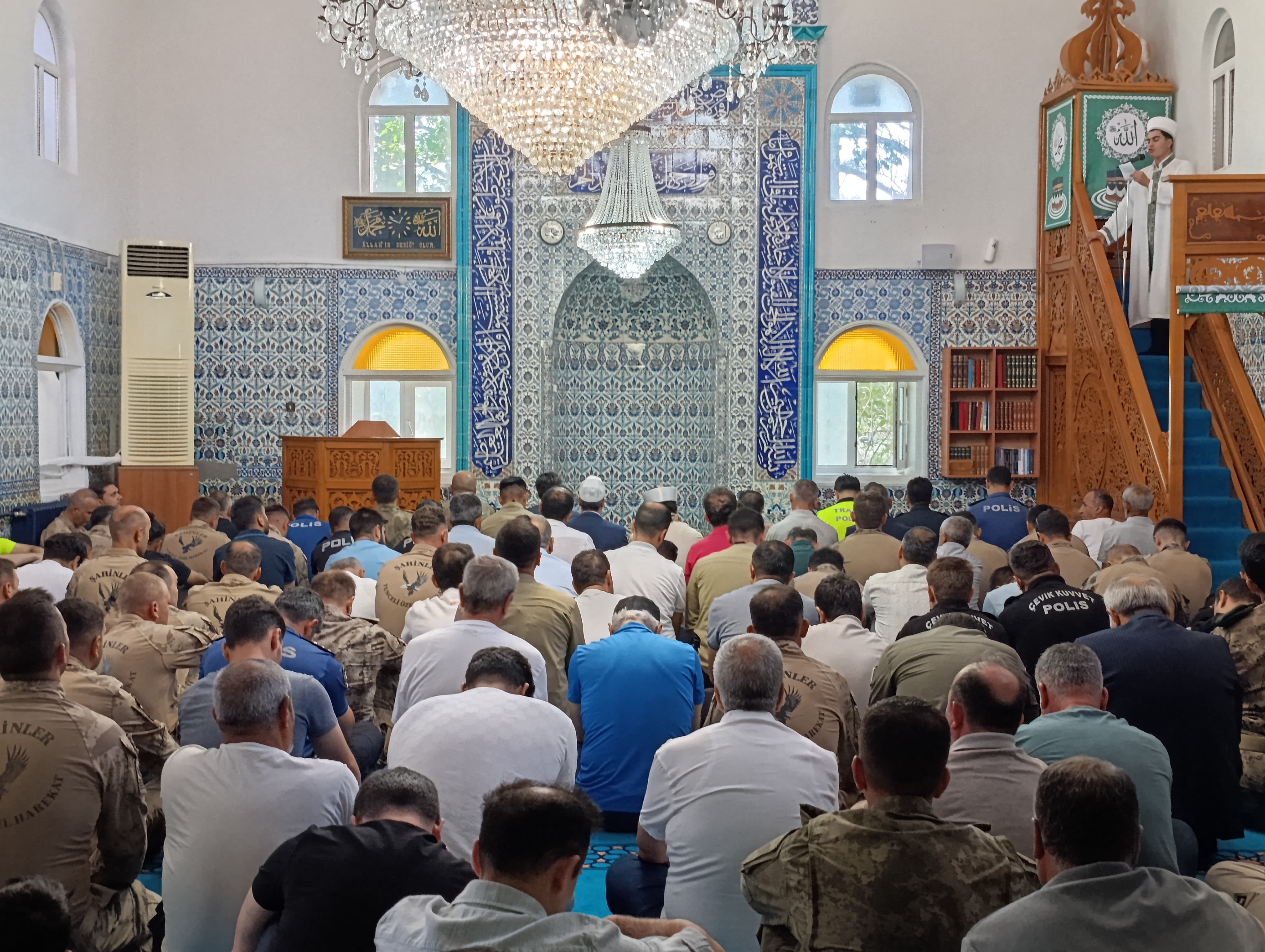 Valimiz Sayın Şefik Aygöl, 15 Temmuz Demokrasi ve Millî Birlik Günü kapsamında, cuma namazı öncesinde Paşalar Camii'nde aziz şehitlerimiz için gerçekleştirilen Kur'an-ı Kerim tilaveti, Mevlid-i Şerif ve hatim duasına katıldı
