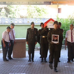 Kahraman Kıbrıs Gazimizi Dualarla Ebediyete Uğurladık - fotoğraf 2