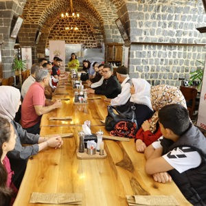  İl Müdürlüğümüze bağlı Siverek Sosyal Hizmet Merkezimiz, #MilliAileHaftası kapsamında “Üç Kuşak Bir Sofra” buluşmalarında Tarihi Paşa Konağı’nda ailelerimizle bayram kahvaltısında buluştu - fotoğraf 3