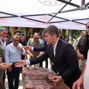 Valimiz Önder BAKAN ve İl Protokolünden Şehitlerimizin Aziz Hatırasına İkram - fotoğraf 2