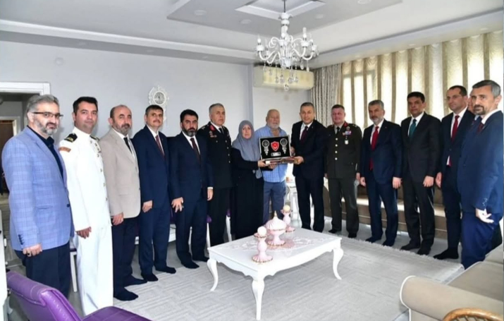 15 Temmuz Şehidimiz Samet Uslu'nun Kabrini Ziyaret Ederek Dualarla Yâd Etti.