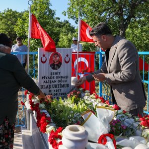 15 Temmuz Demokrasi ve Millî Birlik Günü Kapsamında Şehidimiz Piyade Onbaşı Ulaş Urtimur, Kabri Başında Dualarla Yâd Edildi. - fotoğraf 5