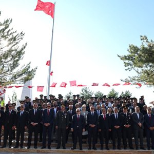 Vatan Uğruna Can Veren Aziz Şehitlerimiz Rahmetle Anıldı - fotoğraf 1