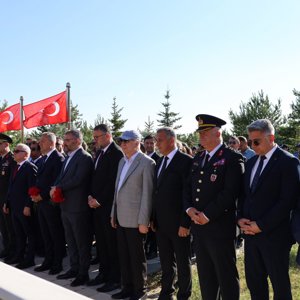 Vatan Uğruna Can Veren Aziz Şehitlerimiz Rahmetle Anıldı - fotoğraf 5