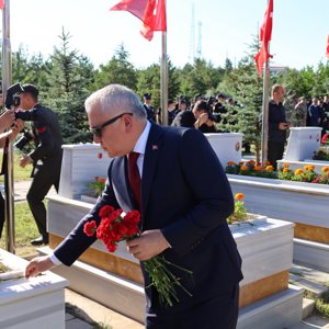 Vatan Uğruna Can Veren Aziz Şehitlerimiz Rahmetle Anıldı - fotoğraf 2