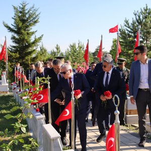 Vatan Uğruna Can Veren Aziz Şehitlerimiz Rahmetle Anıldı - fotoğraf 4