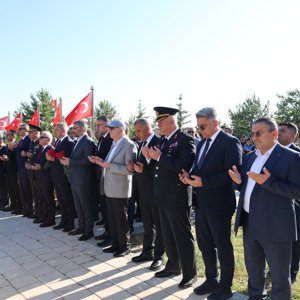 Vatan Uğruna Can Veren Aziz Şehitlerimiz Rahmetle Anıldı - fotoğraf 3