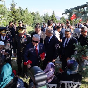 Vatan Uğruna Can Veren Aziz Şehitlerimiz Rahmetle Anıldı - fotoğraf 6