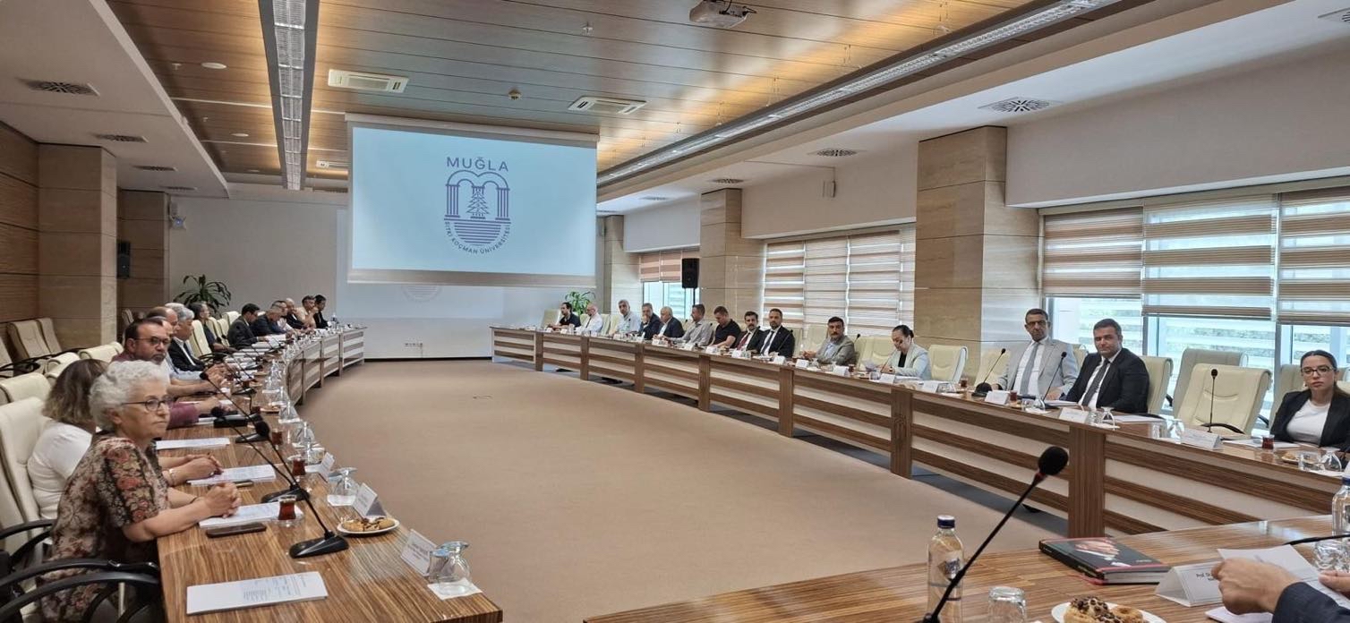 Muğla Sıtkı Koçman Üniversitesi tarafından düzenlenen Üniversite Danışma Kurulu Toplantısı, paydaş kurum ve kuruluşların temsilcilerinin katılımıyla Rektörlük Senato Salonu’nda gerçekleştirildi. 