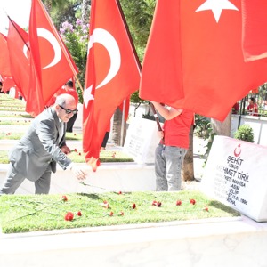 15 Temmuz Şehitleri ve Aileleri Ziyaret Edildi - fotoğraf 17