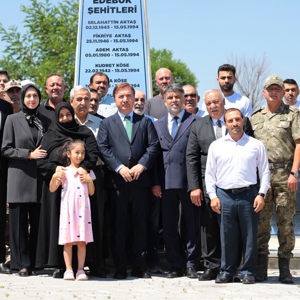 Valimiz Sayın Hamza Aydoğdu,  şehitlerimizin yakınları, il ve ilçe protokolü, siyasi parti ve STK yöneticileri ile birlikte15 Temmuz Demokrasi ve Millî Birlik Günü dolayısıyla Edebük Şehitliği’ni ziyaret ettiler. - fotoğraf 3