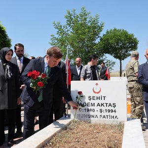 Valimiz Sayın Hamza Aydoğdu,  şehitlerimizin yakınları, il ve ilçe protokolü, siyasi parti ve STK yöneticileri ile birlikte15 Temmuz Demokrasi ve Millî Birlik Günü dolayısıyla Edebük Şehitliği’ni ziyaret ettiler. - fotoğraf 5
