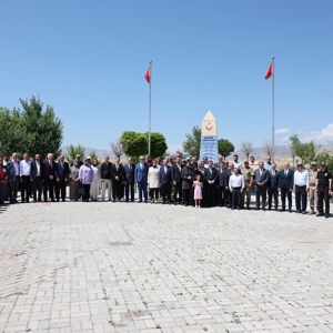 Valimiz Sayın Hamza Aydoğdu,  şehitlerimizin yakınları, il ve ilçe protokolü, siyasi parti ve STK yöneticileri ile birlikte15 Temmuz Demokrasi ve Millî Birlik Günü dolayısıyla Edebük Şehitliği’ni ziyaret ettiler. - fotoğraf 7
