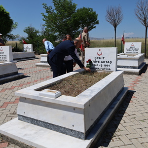 Valimiz Sayın Hamza Aydoğdu,  şehitlerimizin yakınları, il ve ilçe protokolü, siyasi parti ve STK yöneticileri ile birlikte15 Temmuz Demokrasi ve Millî Birlik Günü dolayısıyla Edebük Şehitliği’ni ziyaret ettiler. - fotoğraf 10