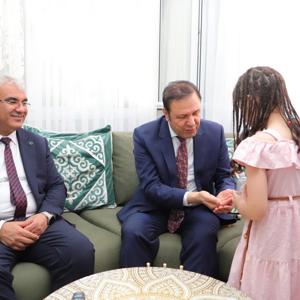 Vali Yardımcımız Sayın Şemseddin Erkaya’nın eşliğinde koruyucu ailemizin kıymetli yuvasına misafir olduk - fotoğraf 1