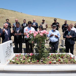 Valimiz Sayın Hamza Aydoğdu, şehidimizin yakınları, siyasi parti ve STK yöneticileri, il ve ilçe protokolü ile birlikte15 Temmuz Demokrasi ve Millî Birlik Günü dolayısıyla 15 Temmuz Şehidimiz Recep Gündüz'ün kabrini ziyaret ettiler. - fotoğraf 4