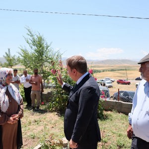 Valimiz Sayın Hamza Aydoğdu, siyasi parti ve STK yöneticileri, il ve ilçe protokolü ile birlikte15 Temmuz Demokrasi ve Millî Birlik Günü dolayısıyla 15 Temmuz Şehidimiz Recep Gündüz'ün ailesini ziyaret ettiler. - fotoğraf 4