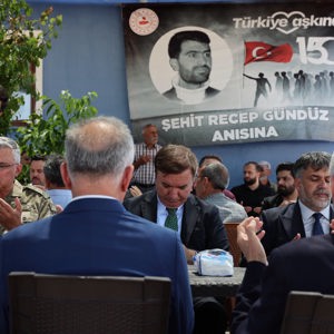Valimiz Sayın Hamza Aydoğdu, siyasi parti ve STK yöneticileri, il ve ilçe protokolü ile birlikte15 Temmuz Demokrasi ve Millî Birlik Günü dolayısıyla 15 Temmuz Şehidimiz Recep Gündüz'ün ailesini ziyaret ettiler. - fotoğraf 8