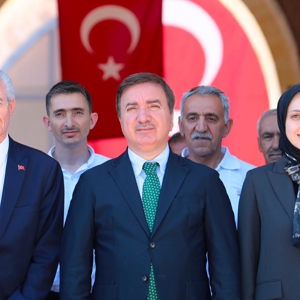 Valimiz Sayın Hamza Aydoğdu, il ve ilçe protokolü ile birlikte, Tercan Mamahatun Kervansarayı'nda ziyarete açılan 15 Temmuz konulu fotoğraf sergisini ziyaret etti. - fotoğraf 1