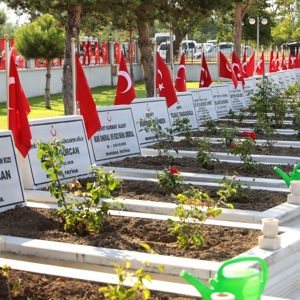 Valimiz Sayın Hamza Aydoğdu, şehitlerimizin yakınları, ilimiz protokolü, askeri ve sivil erkan ile birlikte Garnizon Şehitliği’ni ziyaret ederek aziz şehitlerimizin kabirlerine karanfiller bıraktı ve dualar etti. - fotoğraf 5
