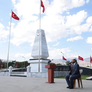 Valimiz Sayın Hamza Aydoğdu, şehitlerimizin yakınları, ilimiz protokolü, askeri ve sivil erkan ile birlikte Garnizon Şehitliği’ni ziyaret ederek aziz şehitlerimizin kabirlerine karanfiller bıraktı ve dualar etti. - fotoğraf 11
