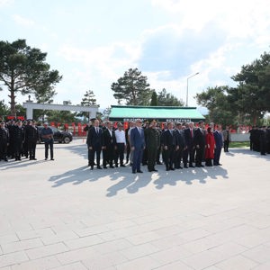 Valimiz Sayın Hamza Aydoğdu, şehitlerimizin yakınları, ilimiz protokolü, askeri ve sivil erkan ile birlikte Garnizon Şehitliği’ni ziyaret ederek aziz şehitlerimizin kabirlerine karanfiller bıraktı ve dualar etti. - fotoğraf 12