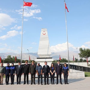 Valimiz Sayın Hamza Aydoğdu, şehitlerimizin yakınları, ilimiz protokolü, askeri ve sivil erkan ile birlikte Garnizon Şehitliği’ni ziyaret ederek aziz şehitlerimizin kabirlerine karanfiller bıraktı ve dualar etti. - fotoğraf 16