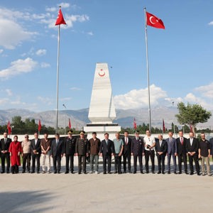 Valimiz Sayın Hamza Aydoğdu, şehitlerimizin yakınları, ilimiz protokolü, askeri ve sivil erkan ile birlikte Garnizon Şehitliği’ni ziyaret ederek aziz şehitlerimizin kabirlerine karanfiller bıraktı ve dualar etti. - fotoğraf 18
