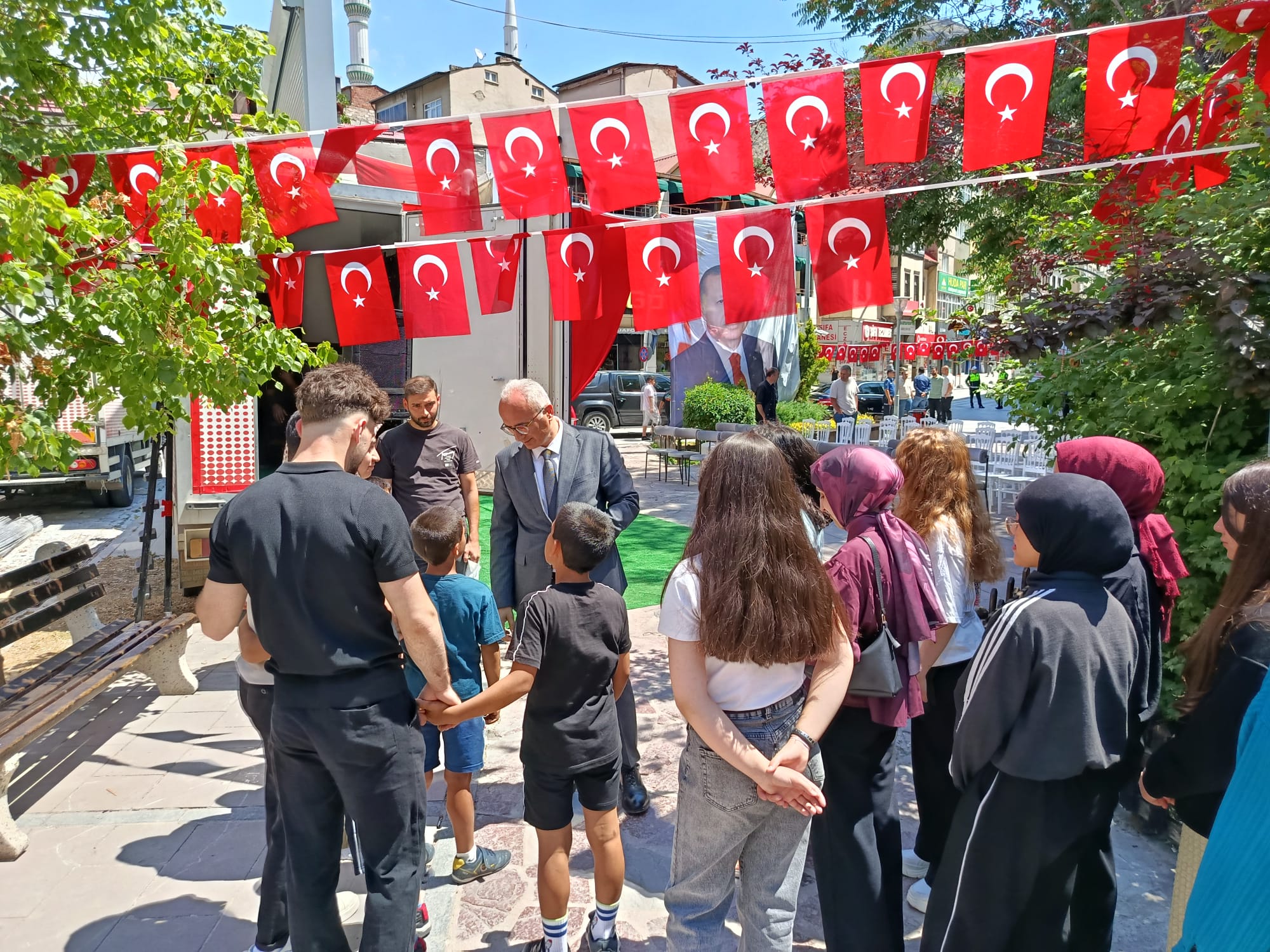 İl Müdürümüz Sayın Dr. Cengiz MADEN, Çocuklarımızla Birlikte 15 Temmuz Fotoğraf Sergisini Ziyaret Etti