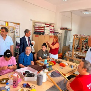 Engelsiz Yaşam Merkezi'ndeki El Sanatları Atölyesi Ziyaret Edildi - fotoğraf 2