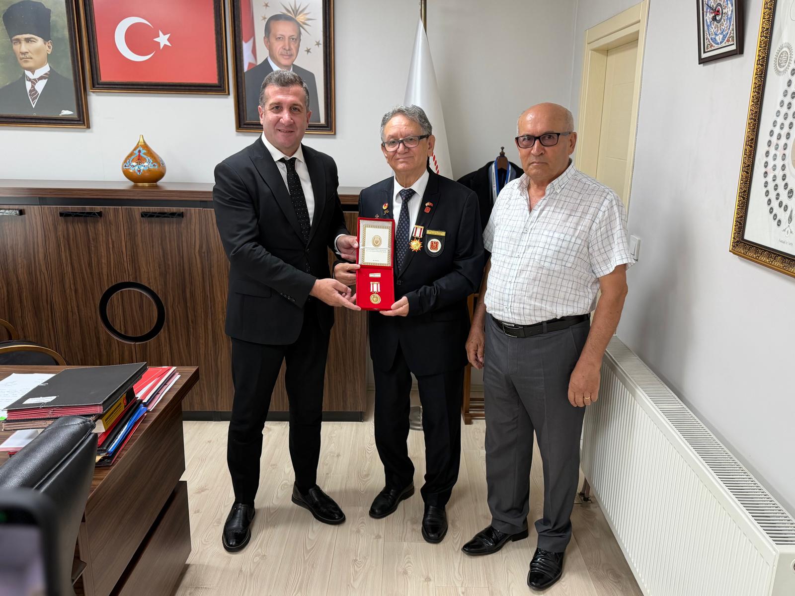 Kıbrıs Gazimiz Şerif Hulusi Sanlı’ya Millî Mücadele Madalyası Takdim Edildi