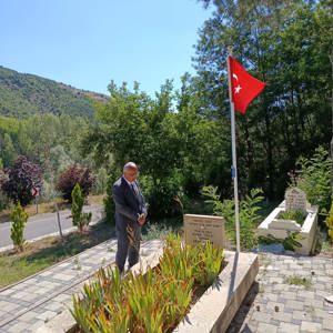 İl Müdürümüzden Aziz Şehidimiz Jandarma Er Numan YAKUT'un Kabrine Ziyaret - fotoğraf 3