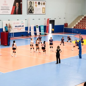 Voleybol Şenliği Dostluk ve Centilmenlik İçerisinde Tamamlandı - fotoğraf 2